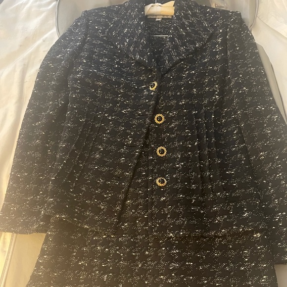 Women’s St Johns Skirt and Coat - Picture 4 of 7